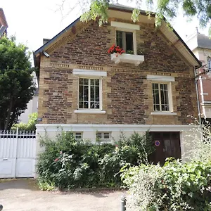 D'hote Le Jardin De L'esplanade Centre Et Gare Bed & Breakfast